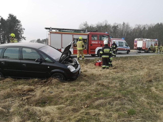 Do zderzenia dwóch samochodów doszło w sobotę, 19 marca na drodze powiatowej łączącej Święciechowę z Gołanicami.Przejdź do kolejnego zdjęcia --->