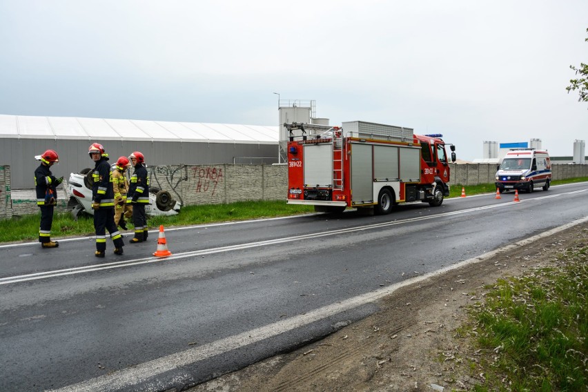 Wypadek w Stalach. Samochód dachował w rowie, kierowca na śliskiej drodze nie zdołał wyhamować (zdjęcia)