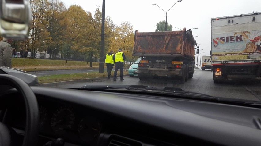 Radom. Zderzenie osobówki i ciężarówki na alei Grzecznarowskiego. Kierująca w szpitalu