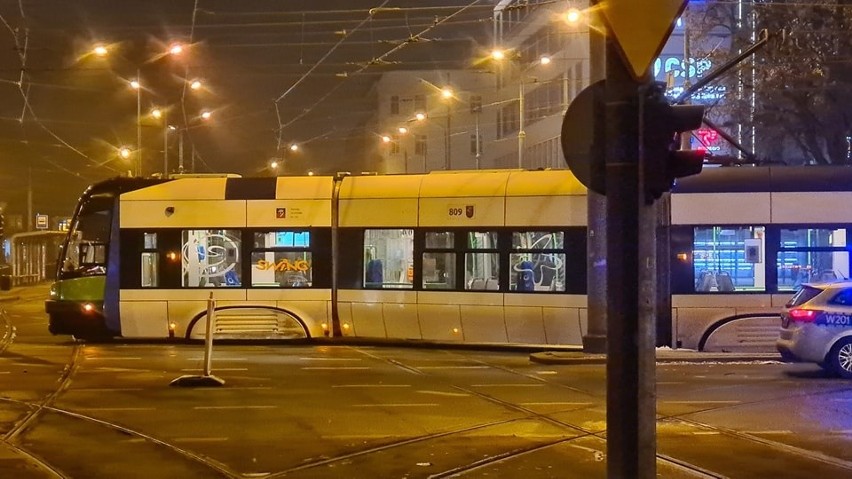 Tramwaj blokuje przejazd przy Bramie Portowej. Kursuje komunikacja zastępcza