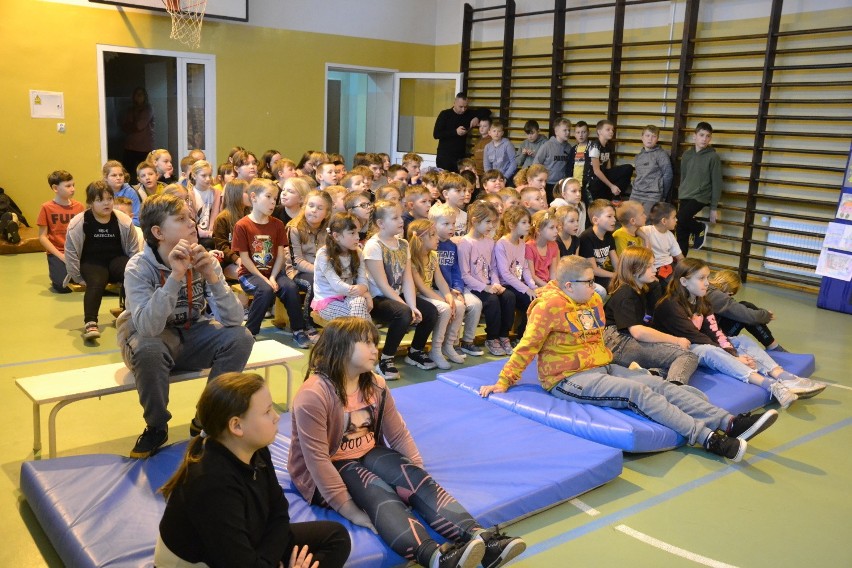 Uczniowie z Jastrzębia w gminie Lipno pokochali odblaski. Na zwycięzców konkursu czekały nagrody! 