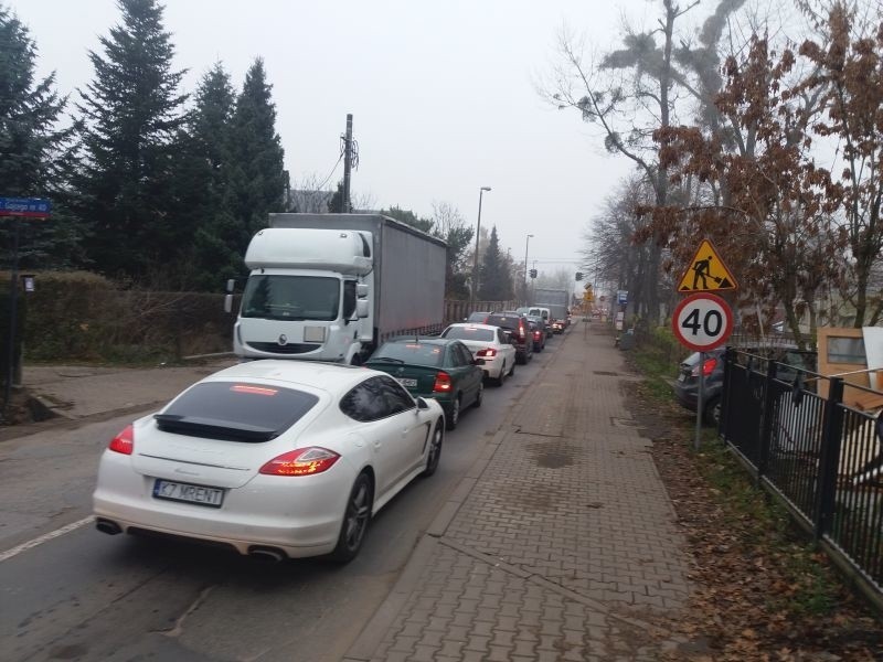 Od strony Widzewa auta stoją w korku już na ul. Zakładowej...