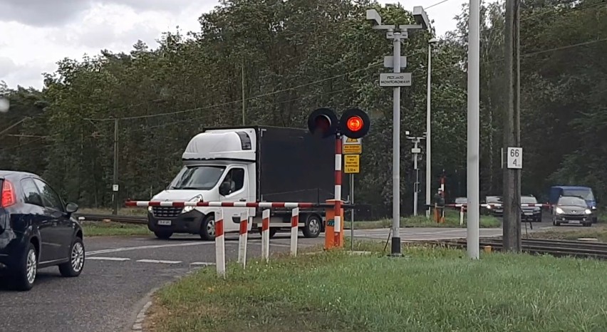 Kierowcy omijają zapory i przejeżdżają przez zamknięty...