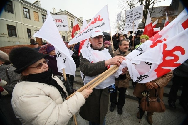 Ponad 3 tysiące osób wzięło udział w sobotnim marszu "Kielce w obronie niezależnych mediów&#8221;, który zorganizowali zwolennicy Telewizji Trwam i Radia Maryja.