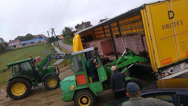 Materiały budowlane i sprzęt AGD dla rodzin poszkodowanych w nawałnicach.