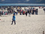 Słoneczna niedziela w Ustce. Tłumy turystów nad morzem [ZDJĘCIA]
