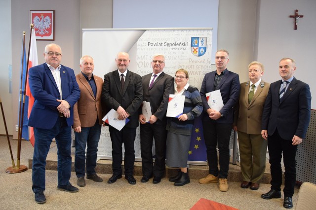 Zarząd Drogowy w Sępólnie podpisał umowy z wykonawcami: firmą Agnieszki Szymczak i Roboty Drogowo-Budowlane Jacek Karpiński.
