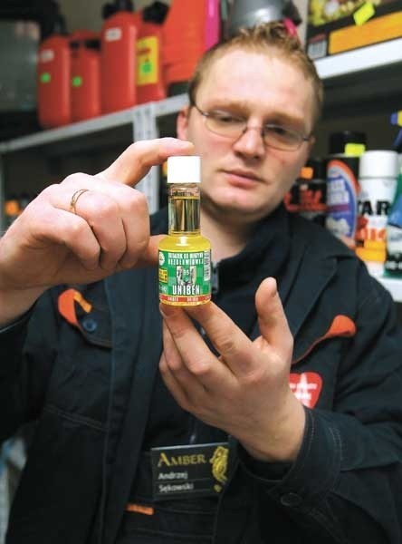 Andrzej Sękowski pokazuje mieszankę potasową o nazwie Uniben. Sprzedawana jest ona w pojemnikach 60 ml. Całą tę objętość należy wlać do 60 litrów benzyny Pb 95.