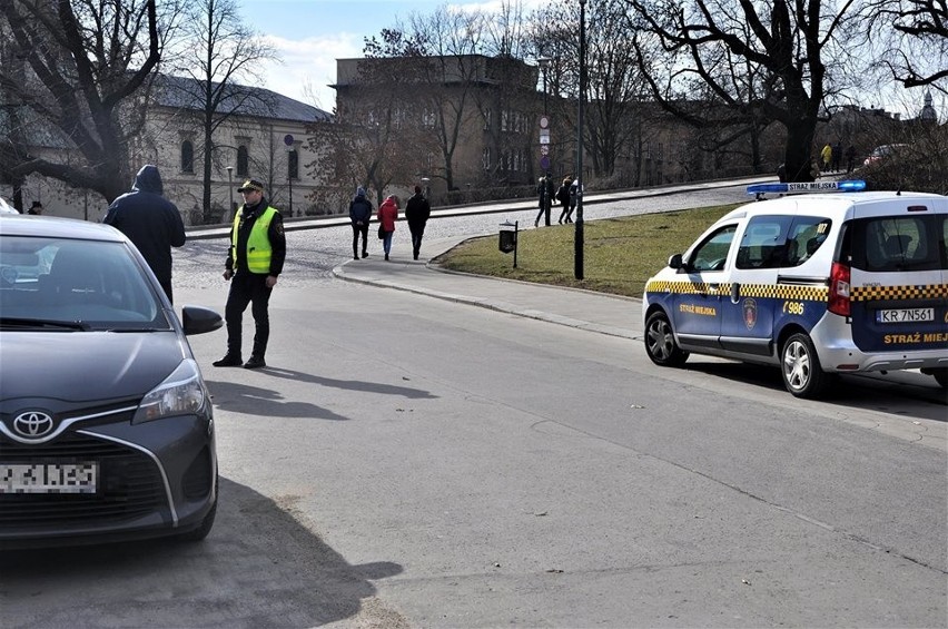 Strażnicy zakładający blokady w rejonie Wawelu