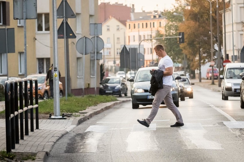 Piesi na przejściu mają pierwszeństwo, ale w przypadku braku...