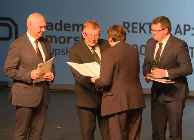 Nagrodę odebrał m.in: dr hab. Zbigniew Sobisz, prof. AP (w środku).