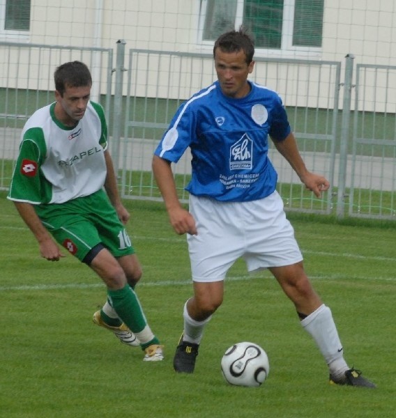 Unia (niebieskie koszulki) wygrała w Poniatowej 4-2.