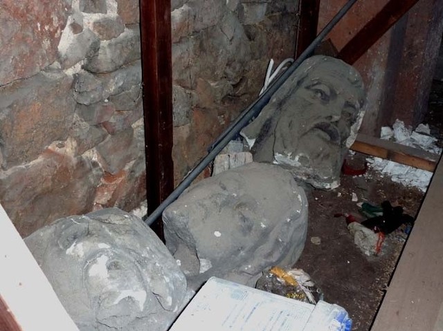 W katedralnej dzwonnicy znaleziono głowy z XIX wiecznych posągów ewangelistów.