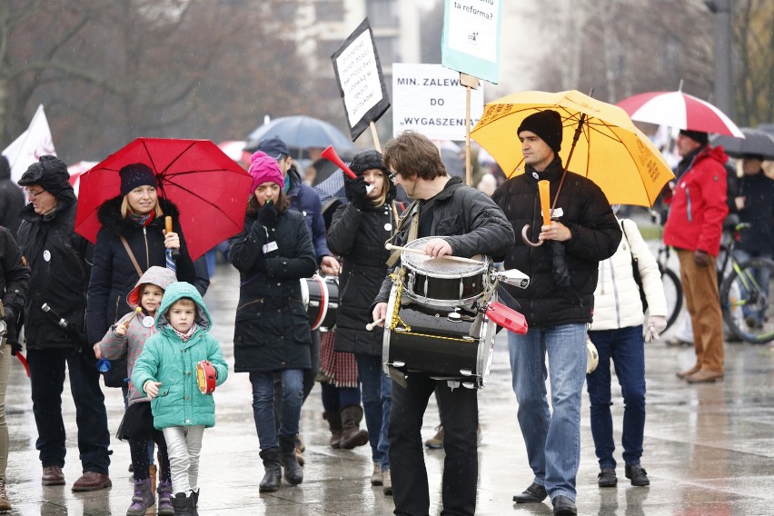 Protest nauczycieli w Warszawie: „Będziemy pikietować i walczyć do upadłego” [ZDJĘCIA, WIDEO]