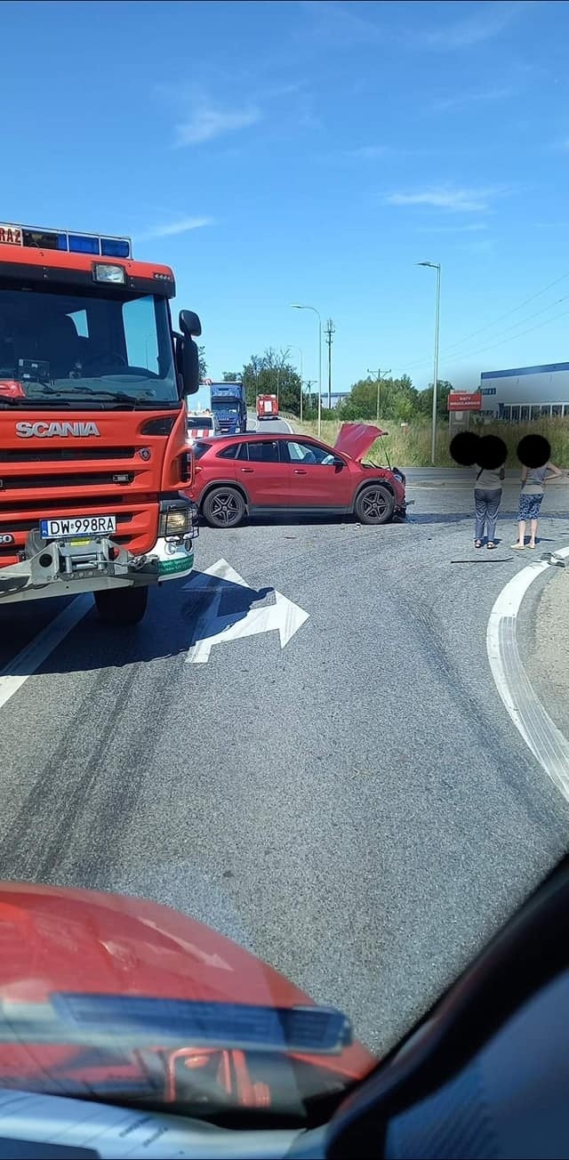 Zderzenie samochodów osobowych tuż przy zjeździe z autostrady A4. Musiało interweniować pogotowie w śmigłowcu
