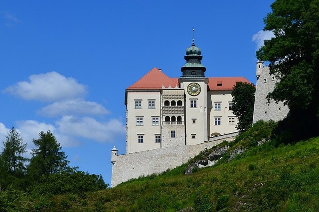 Zamek Pieskowa SkałaTo jedyne w całości zachowane orle gniazdo. Wznosi się nad doliną Prądnika. Zamek został wybudowany przez Kazimierza Wielkiego. Do zamku przylega park krajobrazowy. W pobliżu stoi wapienna skała zwana Maczugą Herkulesa, Czarcią Skałą lub Sokolicą.