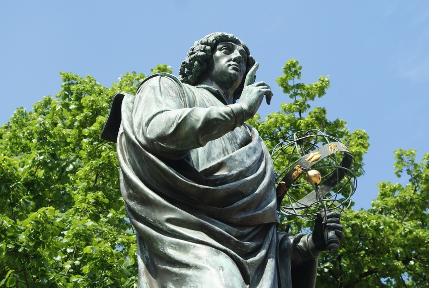 Pomnik Mikołaja Kopernika ustawiony na cokole na toruńskim...