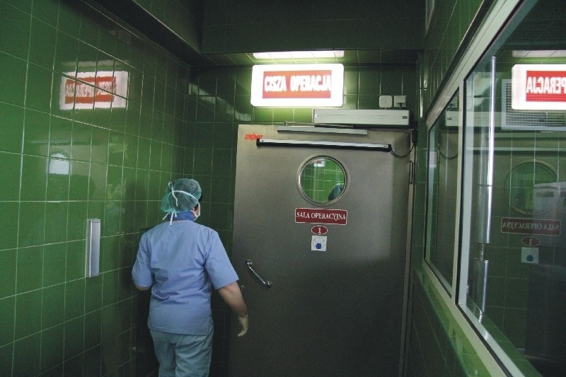 Wejście na salę operacyjną możliwe jest tylko w  sterylnych...
