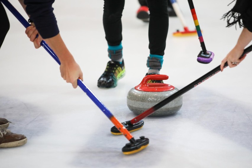 Krakowski Klub Curlingowy zaprasza do gry w "szachy na lodzie". Lodowisko do curlingu już otwarte