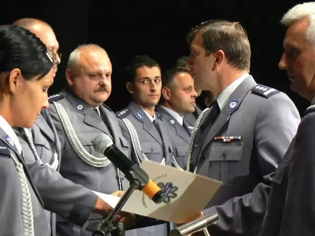 Akty nominacyjne i wyróżnienia wręczył policjantom inspektor Jacek Fabisiak, I zastępca Komendanta KWP w Szczecinie.