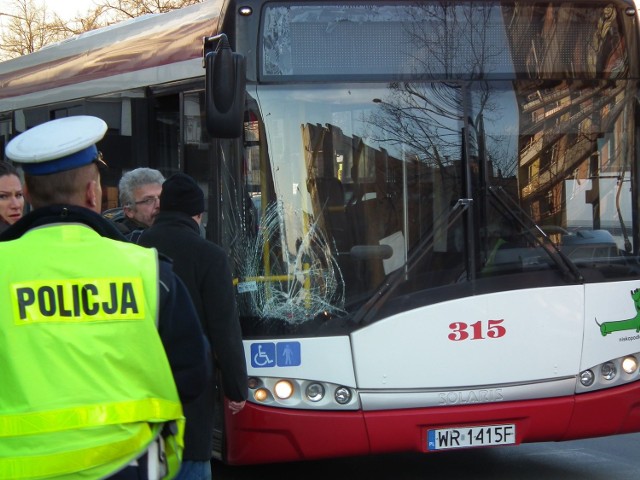 W autobusie stłuczona została szyba