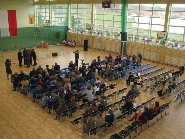 Sala gimnastyczna przy szkole podstawowej w Dwikozach to, jak podkreślali uczestnicy dzisiejszej uroczystości, jeden z najładniejszych takich obiektów w regionie.