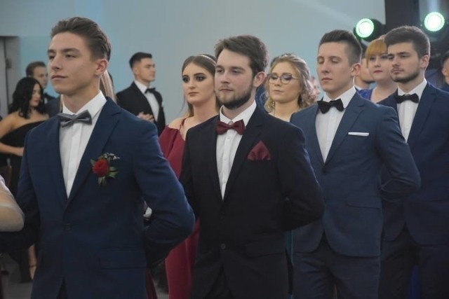 Trwa głosowanie na Mistera Studniówek 2022 w regionie radomskim. Zobacz TOP 10 kandydatów z największą ilością głosów!Najpiękniejsze uczestniczki i najprzystojniejszych uczestników studniówek wybierzemy w Radomiu i każdym z powiatów naszego regionu. Głosowanie w akcji “Miss i Mister Studniówki 2022” w pierwszym, powiatowym etapie głosowania zakończy się we wtorek, 1 marca o godz. 21.00.Najpiękniejsze uczestniczki i najprzystojniejszych uczestników studniówek wybierzemy w Radomiu i każdym z powiatów naszego regionu.SPRAWDŹ SZCZEGÓŁY AKCJI. ZAGŁOSUJ NA FAWORYTA!