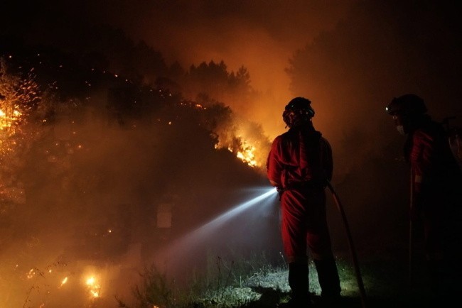 Niszczycielski pożar trawi lasy w Hiszpanii. Z ogniem walczy 700 strażaków. Zagrożona również Portugalia - WIDEO