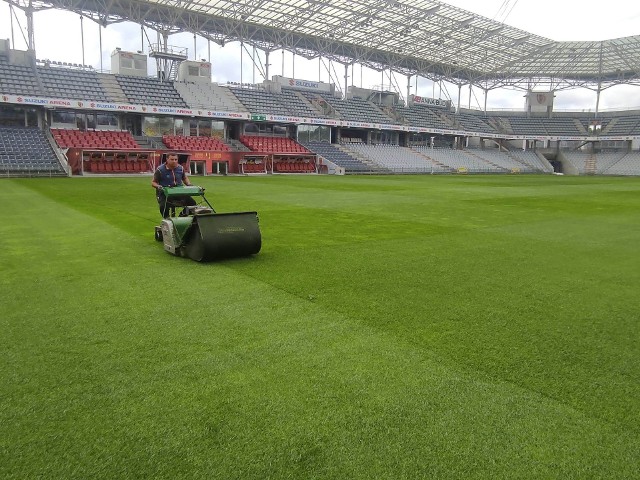 Murawa na Suzuki Arenie jest w bardzo dobrym stanie. Stadion jest przygotowany na przyjęcie finalistów Okręgowego Pucharu Polski.