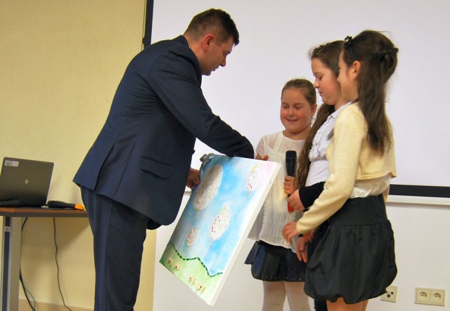 Nagrody dla dzieci wręcza dyrektor Miejskiego Ośrodka Pomocy Społecznej Piotr Pierścionek.