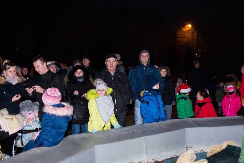 Rozbłysła choinka przed ostrowskim ratuszem. Świąteczną iluminację uruchomiono w obecności św. Mikołaja