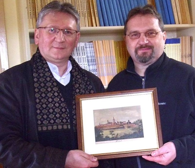 Obraz z rąk Marka Jury (z prawej) odbiera prezes TZK Edward Nycz.