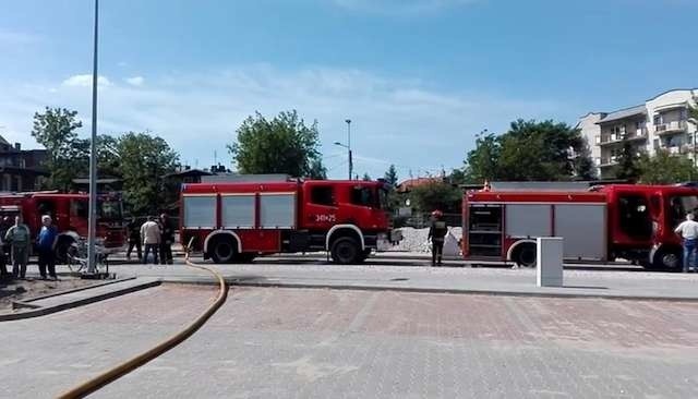 Pożar na Czarlińskiego w Toruniu. Palił się budynek gospodarczy