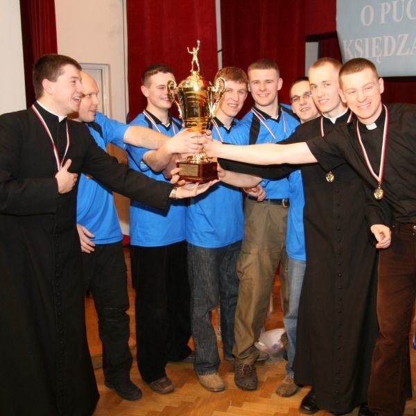 Drużyna kieleckiego seminarium w pięknym stylu wygrała turniej i zdobyła puchar księdza rektora. 