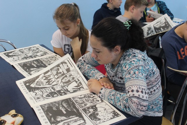 Uczniowie Gimnazjum nr 1 w Zielonej Górze podczas lektury komiksu "Mocarz"