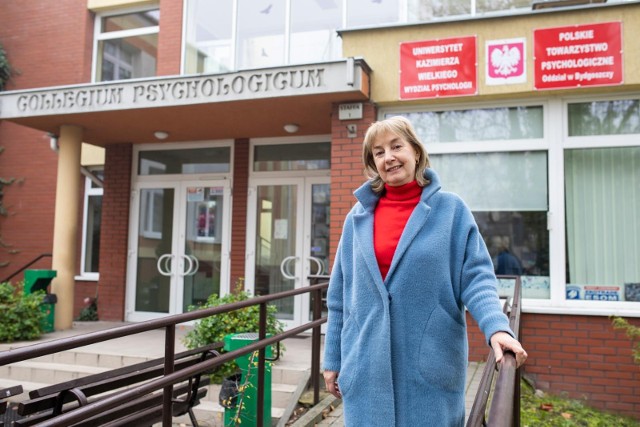 Polską część badania "Barometr Nadziei" przeprowadzają psycholożki z UKW w Bydgoszczy: dr hab. Elżbieta Kasprzak prof. UKW (na zdjęciu) i dr Karolina Mudło-Głagolska oraz dr Patryk Stecz z Instytutu Psychologii Uniwersytetu Łódzkiego.