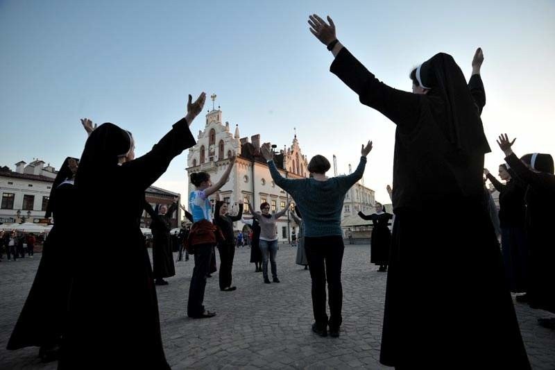 Tańczące zakonnice na rzeszowskim Rynku [FOTO+WIDEO]