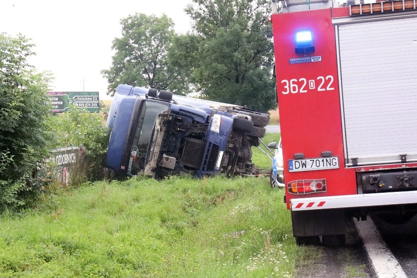 Wypadek na DK3 na Dolnym Śląsku. Ciężarówka wylądowała w...