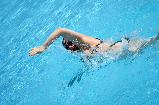 Pływanie działa na niemal wszystkie mięśnie naszego ciała, odpręża, relaksuje i...odchudza.