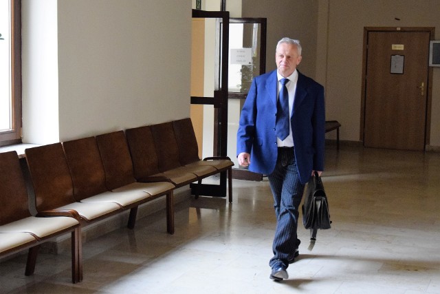 Mirosław Karapyta twierdzi, że jest niewinny i liczy na uniewinniający wyrok sądu. Zgodził się na ujawnienie w mediach jego wizerunku oraz publikację pełnego nazwiska.
