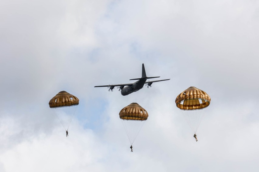 Żołnierze z Krakowa skaczą pod Arnhem. 75. rocznicy operacji "Market Garden" [ZDJĘCIA]