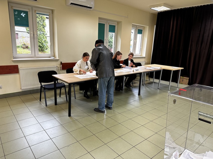 Trwa druga tura wyborów samorządowych 2024 w gminie Łączna w powiecie skarżyskim. Zobacz jak przebiega głosowanie