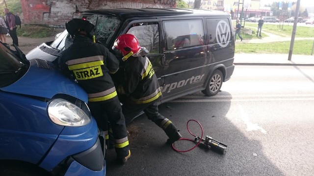 Do zderzenia dwóch aut doszło na ulicy Piłsudskiego. Na miejscu jest straż pożarna i pogotowie ratunkowe.  