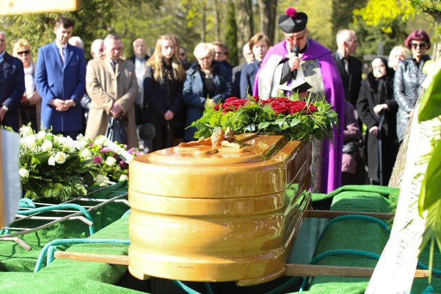 Jerzy Bańkowski był prezesem i współwłaścicielem firmy Nesta. Prowadził szeroką działalność - od handlu metalami kolorowymi, przez produkcję opakowań foliowych, handel stalą, produkcję konfekcji metalowej aż do działalności deweloperskiej i obrotu nieruchomościami. To Jerzy Bańkowski przed laty uratował z kłopotów toruński klub hokejowy, zostając na wiele sezonów jego sponsorem. Jego firmy wspierały także Teatr im. Wilama Horzycy. Rodzina i przyjaciele pożegnali Jerzego Bańkowskiego w katedrze Św. Janów. Biznesmen spoczął na cmentarzu przy ul. Wybickiego.  Na następnych zdjęciach kolejne informacje. Aby przejść do galerii, przesuń zdjęcie gestem lub naciśnij strzałkę w prawo.