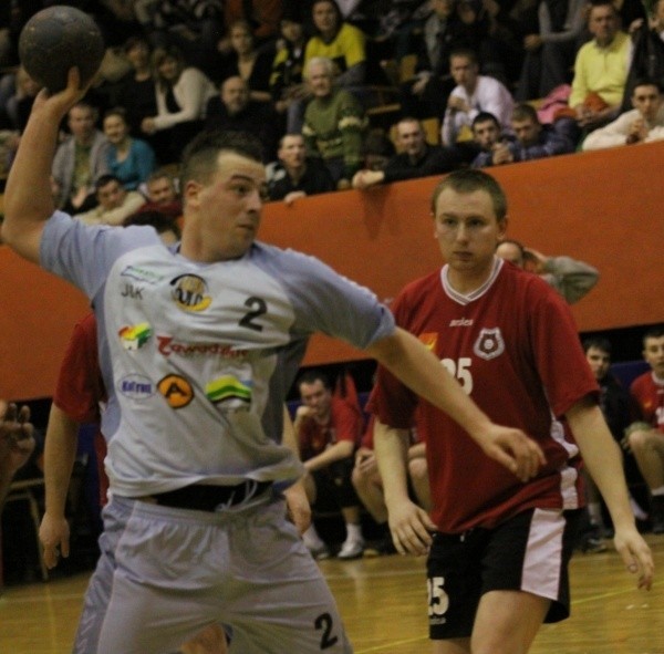 Dominik Droździk (z piłką) zdobył dla ASPR-u osiem bramek.