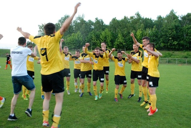 Energia Kozienice zapewniła sobie awans do III ligi, wygrywając 3:1 z Hutnikiem w Warszawie.