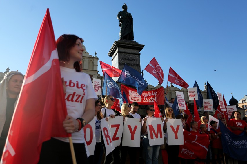 Przedstawiciele Szlachetnej Paczki zachęcali na Rynku Głównym w Krakowie, by do nich dołączyć