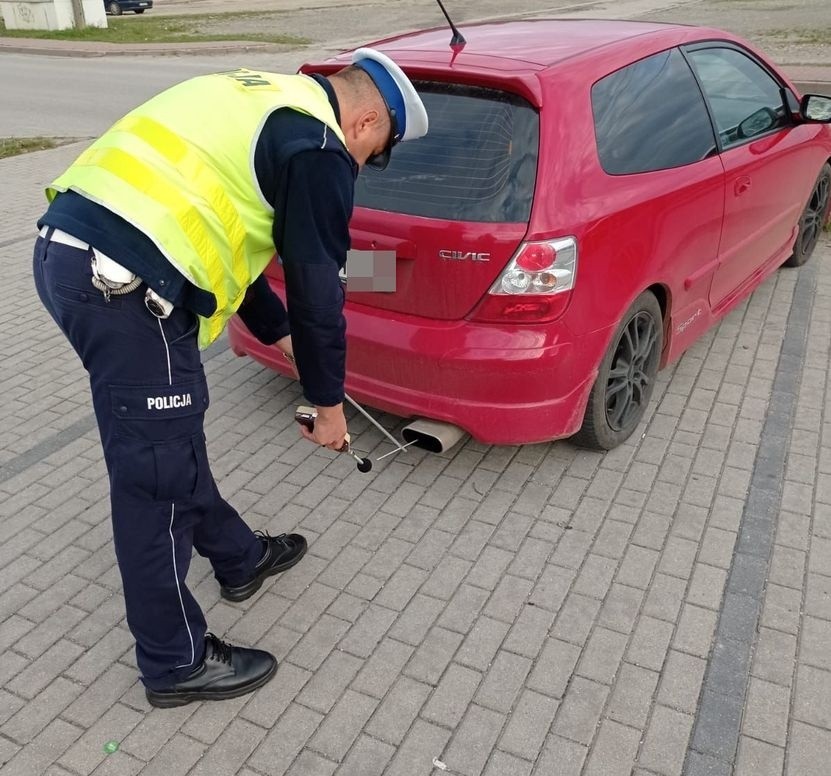 Pojazd w momencie wykonywania pomiaru powinien znajdować się...