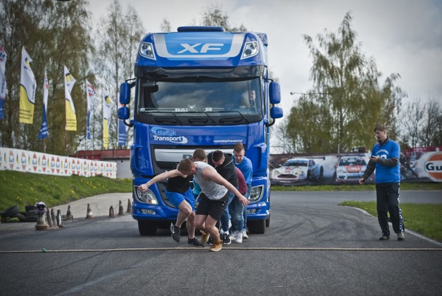 Zespół Szkół nr 10 w Koszalinie zorganizował w piątek, w ramach Dnia Otwartego, Piknik Motoryzacyjny. Impreza została zorganizowana przede wszystkim z myślą o gimnazjalistach, którzy w tym roku będą wybierać szkoły ponadgimnazjalne. Tegoroczny Piknik Motoryzacyjny połączony był m. in. z obchodami Dnia Ziemi. Były liczne konkursy, atrakcje oraz prezentacje pojazdów. Do tego pokazy prewencji i ratownictwa przeprowadzone przez policję i służby medyczne. Podczas imprezy prowadzona rejestracja chętnych do DKMS (rejestr dawców szpiku).Ponadto zarząd okręgu koszalińskiego Ligi  Ochrony Przyrody wręczył przyznane przez zarząd główny honorowe odznaki najbardziej zasłużonym. Po uroczystości był też wykład nt. wpływu rozwoju motoryzacji na emisję zanieczyszczeń do powietrza.