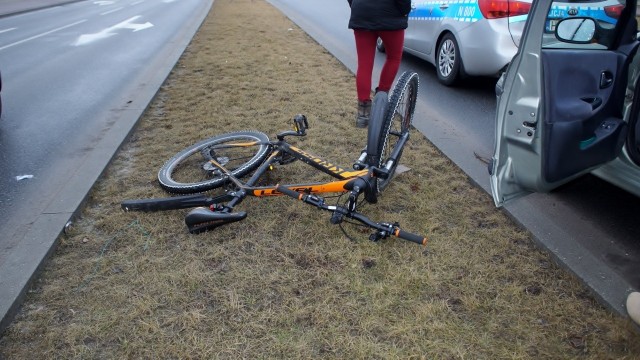 Dzisiaj, po godz. 13., kierująca osobową renówka młoda kobieta, wykonując manewr skrętu w prawo z ulicy Poznańskiej w słupski ring, w ulicę Koszalińską, wymusiła pierwszeństwo przejazdu na jadącemu ścieżką dla rowerów, rowerzyście. Uderzenie nie było silne, jednak mężczyzna jadący rowerem doznał złamania nogi. Po opatrzeniu mężczyzny w ambulansie, został odwieziony do szpitala. 